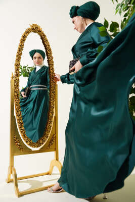 Pazarium - Taş Kuşaklı Kruvaze Yaka Saten Elbise Zümrüt