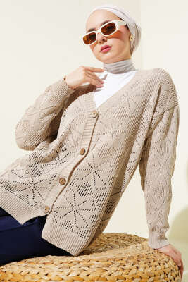 Pazarium - Çiçek Örgülü Düğmeli Triko Hırka Bej