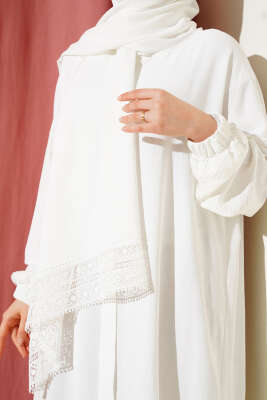 Kendinden Şallı Dantelli Namaz Elbisesi Beyaz - Thumbnail