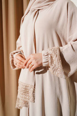 Kendinden Şallı Dantelli Namaz Elbisesi Bej - Thumbnail