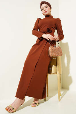 Pazarium - Gül Aksesuarlı Bel Pileli Elbise Kahve