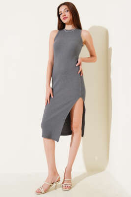 Pazarium - Fitilli Kolsuz Yırtmaçlı Midi Elbise Füme