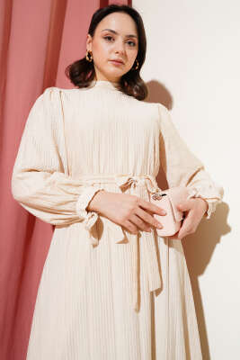 Bilek Bağlamalı Kuşaklı Gofre Elbise Bej - Thumbnail