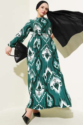Pazarium - Desenli Kuşaklı Volanlı Elbise Zümrüt