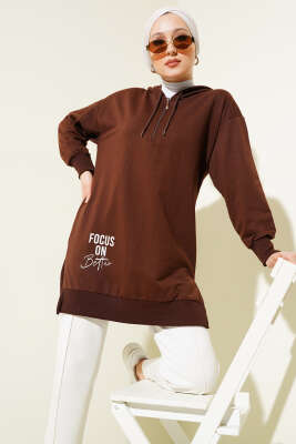 Pazarium - Kapüşonlu Yarım Fermuarlı Baskılı Tunik Kahve