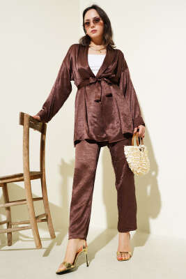 Pazarium - Kuşaklı Kırışık Saten İkili Takım Kahve