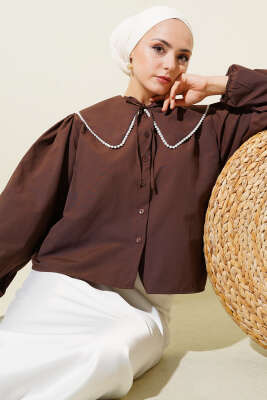Pazarium - İnci Detaylı Denizci Yaka Kısa Gömlek Kahve