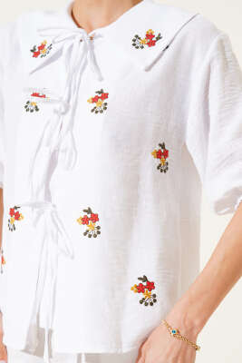 Çiçek Nakışlı Önü Bağcıklı Bluz Beyaz - Thumbnail