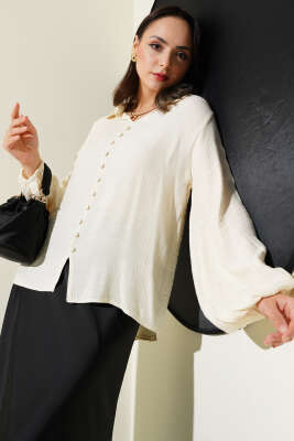 Pazarium - Bebe Yaka Düğme Detaylı Gofre Bluz Ekru