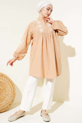 Yaka Düğmeli Nakışlı Tunik Latte - Thumbnail