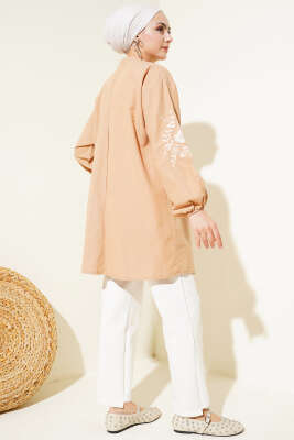 Yaka Düğmeli Nakışlı Tunik Latte - Thumbnail