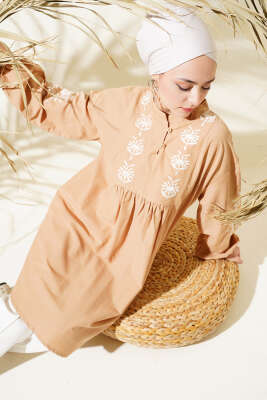 Yaka Düğmeli Nakışlı Tunik Latte - Thumbnail