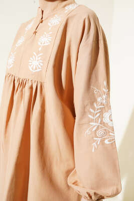 Yaka Düğmeli Nakışlı Tunik Latte - Thumbnail