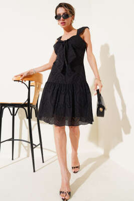 Pazarium - Göğüs Bağlamalı Brodeli Elbise Siyah