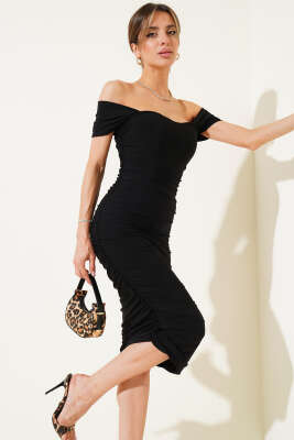 Pazarium - Yanları Büzgülü Kayık Yaka Sandy Midi Elbise Siyah