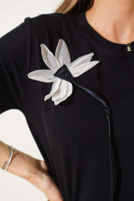Çiçek Aksesuarlı T-Shirt Siyah - Thumbnail