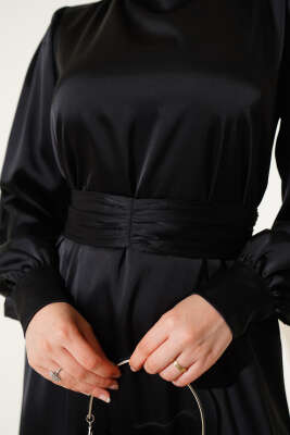 Büzgü Kuşaklı Basic Saten Elbise Siyah - Thumbnail