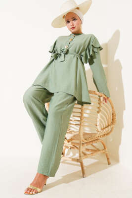 Pazarium - Omuz Fırfırlı Gold Düğmeli İkili Takım Çağla Yeşili