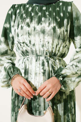 Batik Desen Pileli Kuşaklı Elbise Haki - Thumbnail