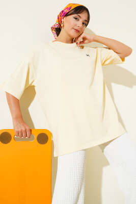 Pazarium - Mini Fiyonk Nakışlı T-shirt Sarı