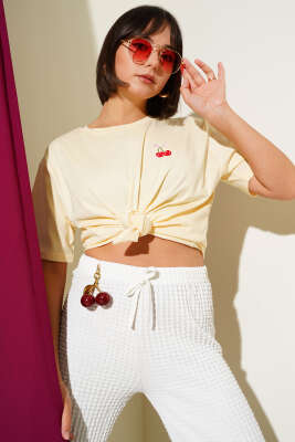 Pazarium - Kiraz Nakışlı Detaylı T-shirt Sarı