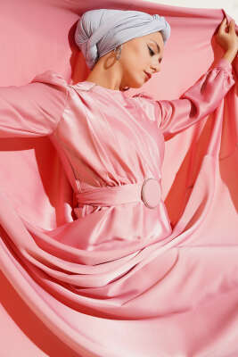 Pazarium - Pile Yakalı Taş Detaylı Saten Abiye Elbise Pudra