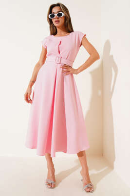 Pazarium - Kolsuz Kemerli Pens Detaylı Elbise Pembe