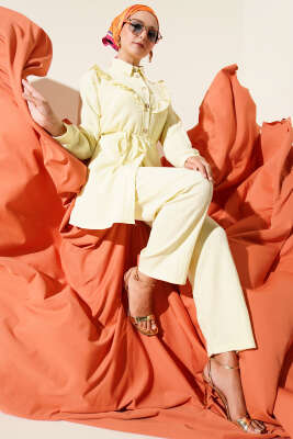 Pazarium - Gold Düğmeli V Fırfırlı İkili Takım Sarı