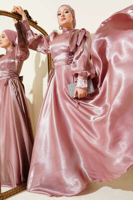 Pazarium - Omuz Fiyonklu Parlak Abiye Elbise Pudra