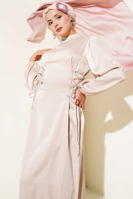 Pazarium - Yanları İp Bağcık Detaylı Saten Elbise Bej