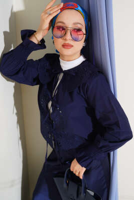 Pazarium - Bebe Yaka Nakışlı Bağlamalı Bluz Lacivert