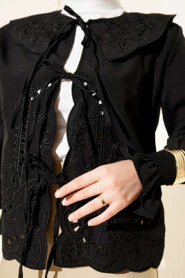 Bebe Yaka Nakışlı Bağlamalı Bluz Siyah - Thumbnail