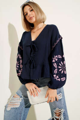 Çiçek Nakışlı Bluz Lacivert - Thumbnail