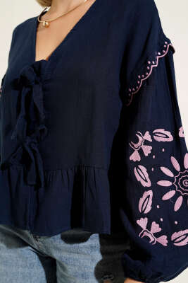 Çiçek Nakışlı Bluz Lacivert - Thumbnail