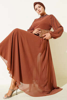 Pazarium - Şifon Kolları Taşlı Abiye Elbise Taba