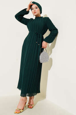 Pazarium - Örgü Kuşaklı Pileli Şifon Elbise Zümrüt