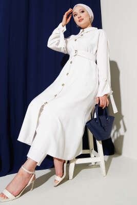 Pazarium - Tahta Düğmeli Kuşaklı Tensel Uzun Gömlek Beyaz