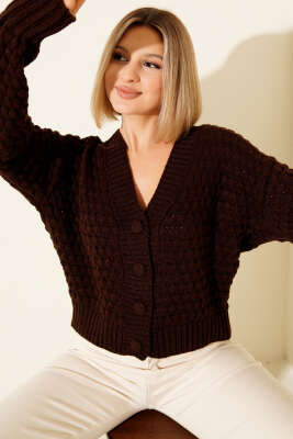 Pazarium - Kabartma Desen Düğmeli Kısa Triko Hırka Kahve