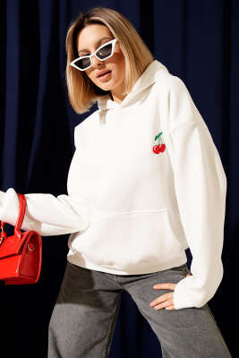 Pazarium - Kapşonlu Kiraz Baskılı Sweatshirt Beyaz