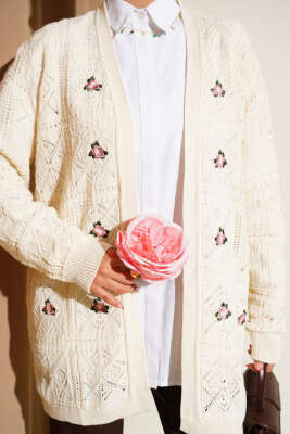 Çiçek Nakışlı Örgü Triko Hırka Bej - Thumbnail