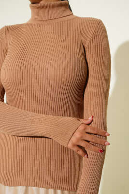 Balıkçı Yaka Parmak Geçirmeli Triko Kazak Latte - Thumbnail