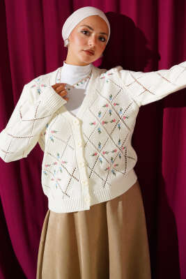 Pazarium - Delikli Çiçek Nakışlı Triko Hırka Ekru