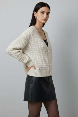 Pazarium - Örgü Detaylı Düğmeli Triko Hırka Bej