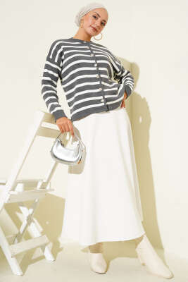 Pazarium - Çizgili Düğme Detaylı Kısa Triko Hırka Füme