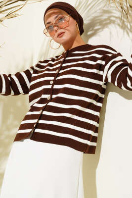 Pazarium - Çizgili Düğme Detaylı Kısa Triko Hırka Kahve