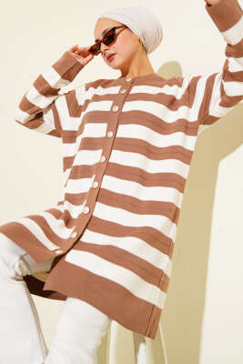 Pazarium - Desenli Düğme Detaylı Triko Hırka Latte