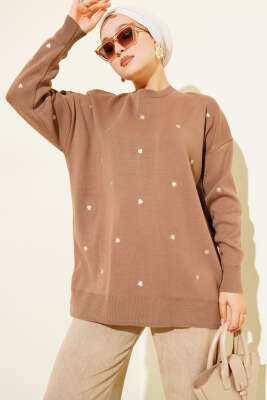 Pazarium - Küçük Kalp Nakışlı Triko Kazak Latte