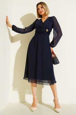 Pazarium - Bronş Detaylı V Yaka Elbise Lacivert