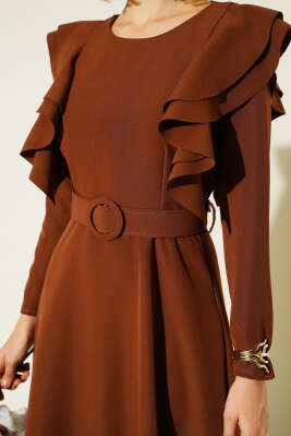 Omuz Volanlı Kemerli Elbise Kahve - Thumbnail