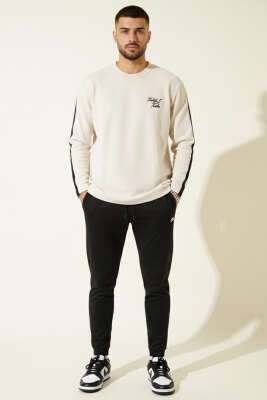 Nakışlı Kol Şeritli Erkek Sweatshirt Bej - Thumbnail